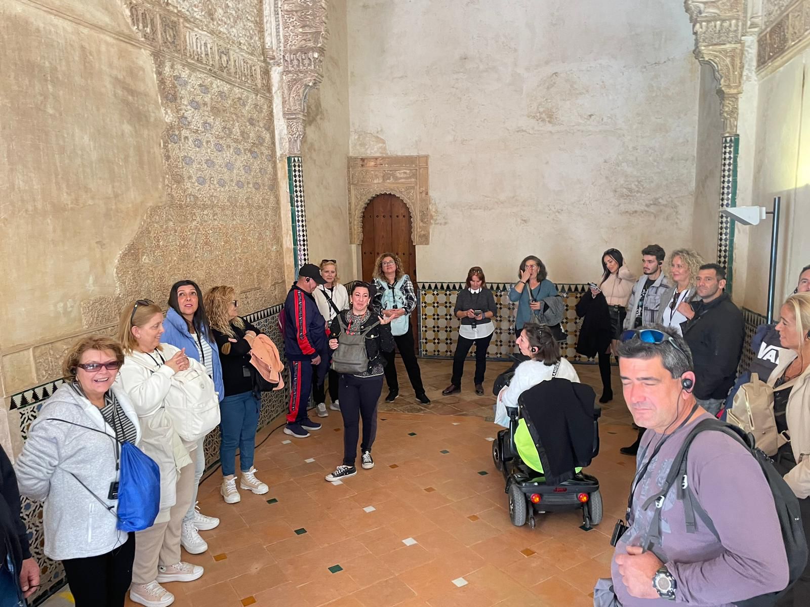 Ciento cincuenta vecinos visitan la Alhambra dentro del programa 'Sexitanos en Ruta'